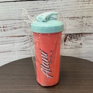 Alani Nu - Shake Bottle 20 oz (Pink/Blue Lid)
